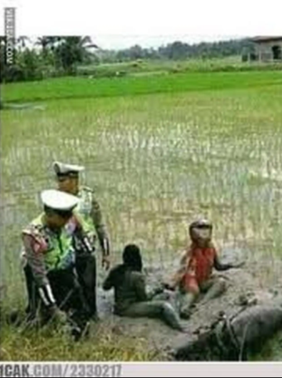 momen orang tercebur selokan © 2023 brilio.net