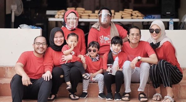 Rano Karno dan dua anak angkatnya © Instagram Rano Karno dan dua anak angkatnya © Instagram