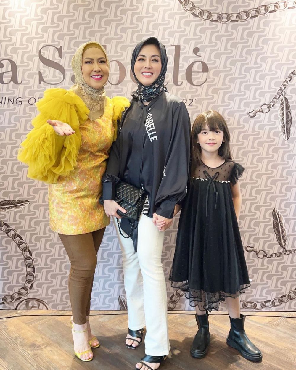 Dhena Devanka kenakan hijab © Instagram Dhena Devanka kenakan hijab © Instagram