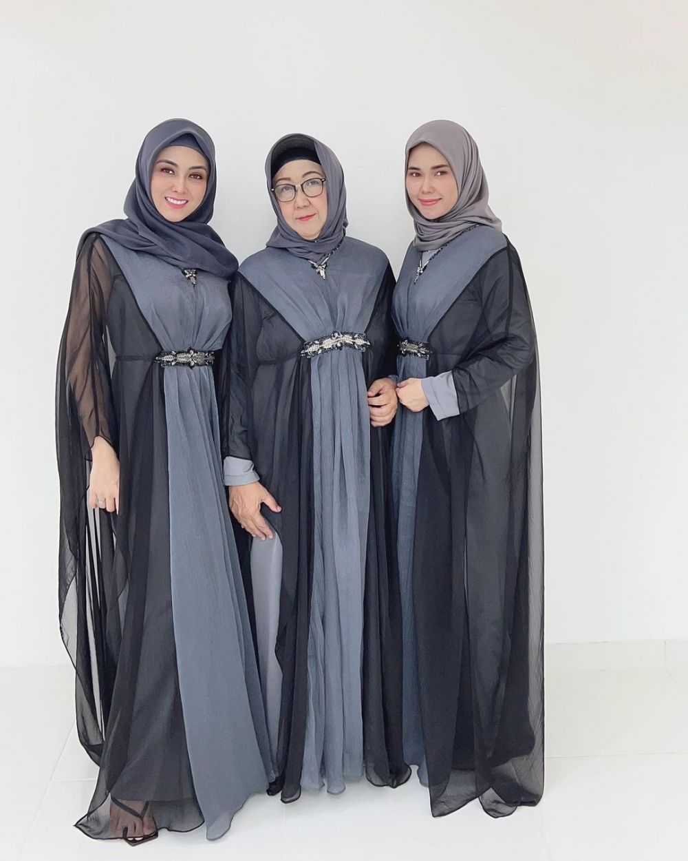 Dhena Devanka kenakan hijab © Instagram Dhena Devanka kenakan hijab © Instagram
