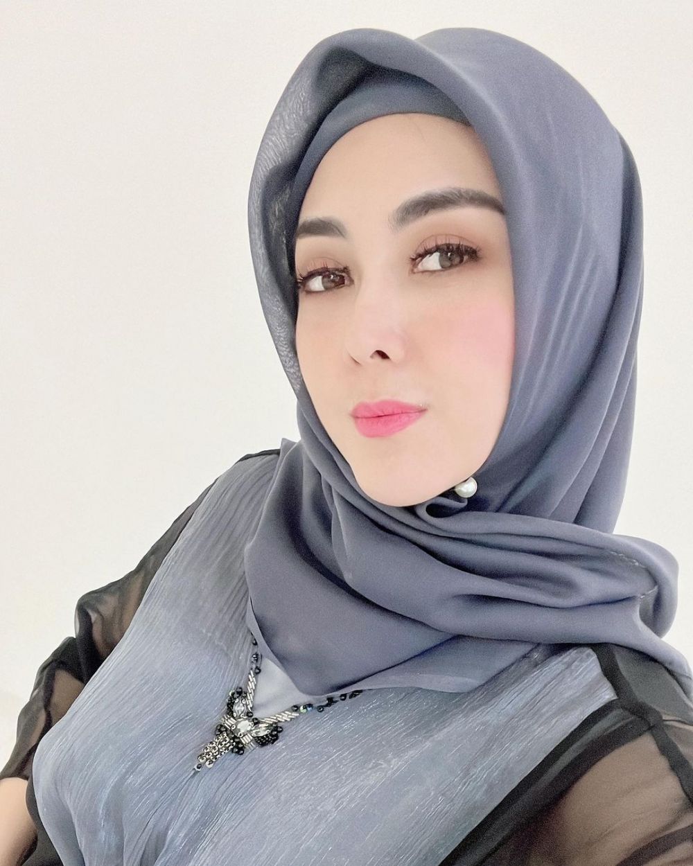 7 Potret Dhena Devanka kenakan hijab, tepis isu pindah agama saat menikah dengan Jonathan Frizzy