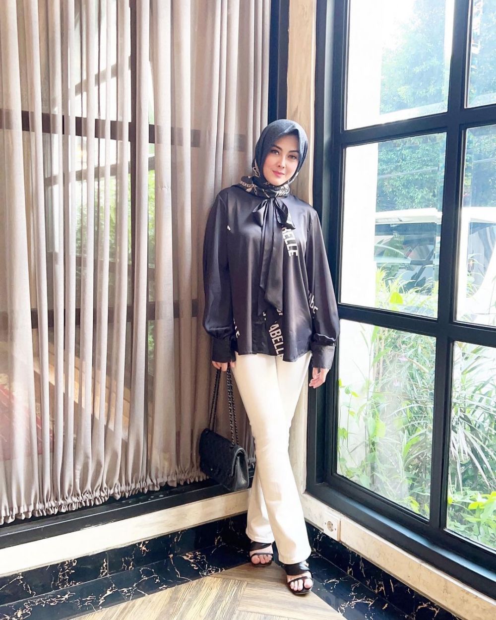 Dhena Devanka kenakan hijab © Instagram Dhena Devanka kenakan hijab © Instagram