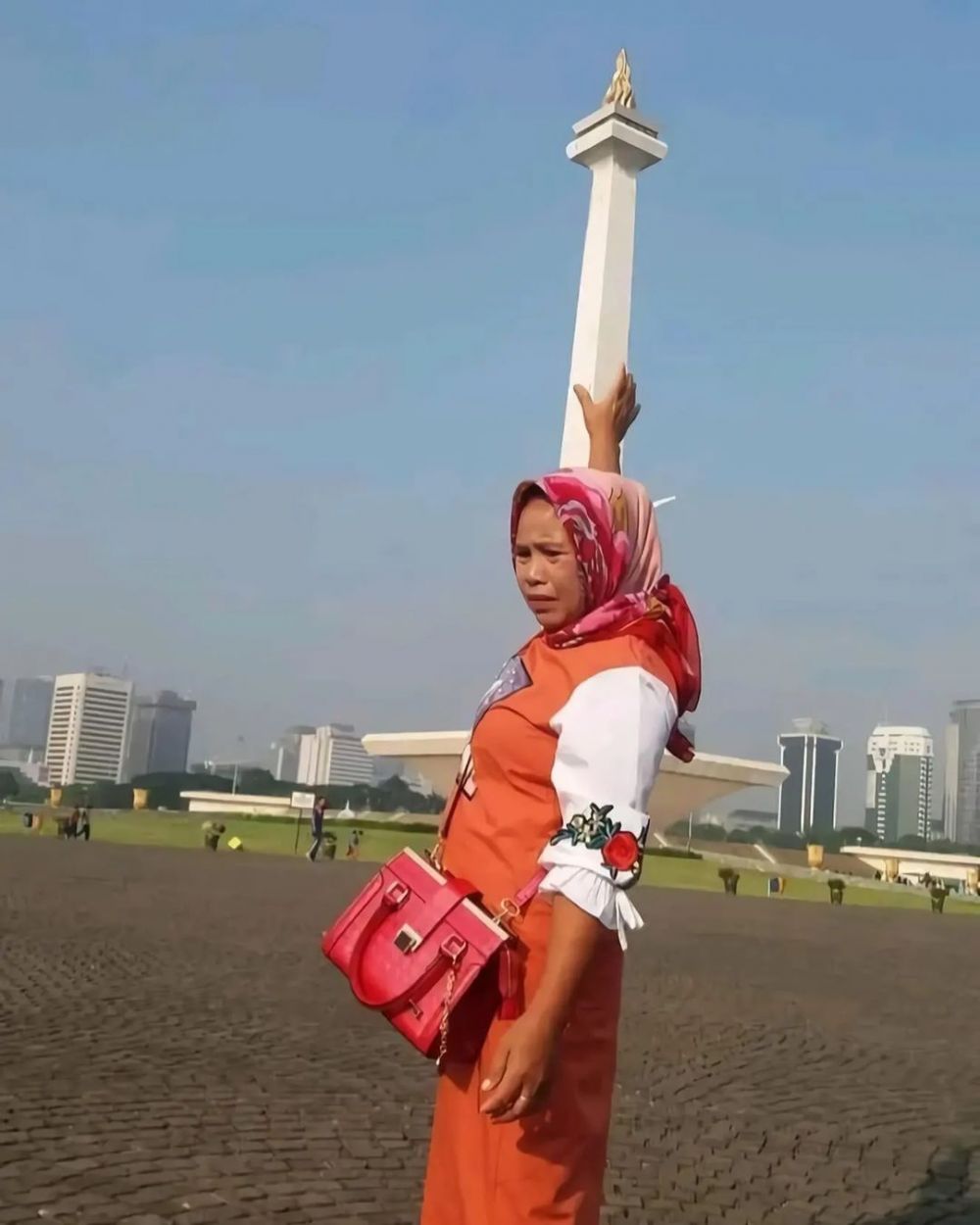 orang berdiri momennya kok bisa pas © berbagai sumber