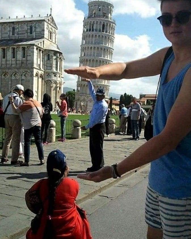 orang berdiri momennya kok bisa pas © berbagai sumber