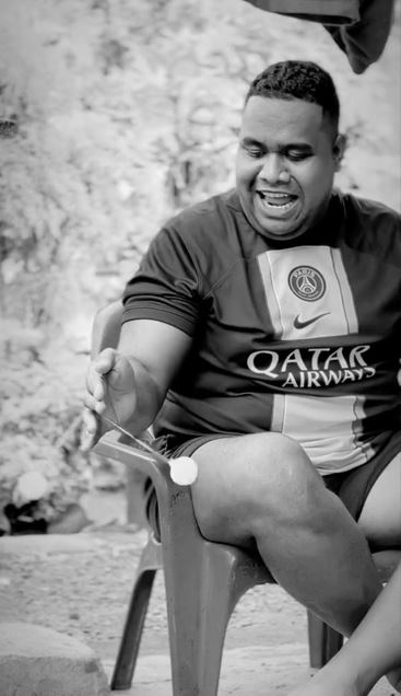 Andmesh Kamaleng nyanyi lagu anak-anak diiringi latto-latto Berbagai sumber