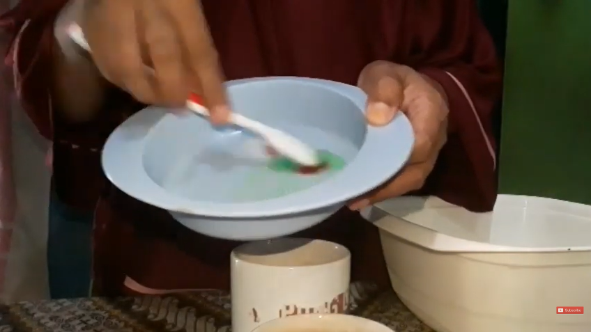 Tak perlu pakai air panas, ini cara simpel hilangkan noda membandel di gelas keramik