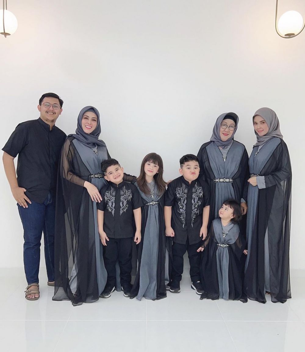 Dhena Devanka pakai hijab © 2023 berbagai sumber