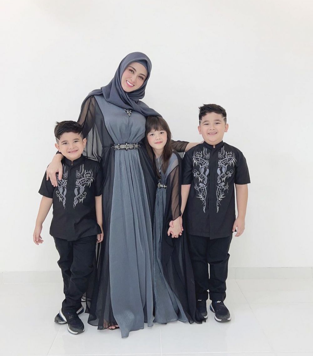 Dhena Devanka pakai hijab © 2023 berbagai sumber