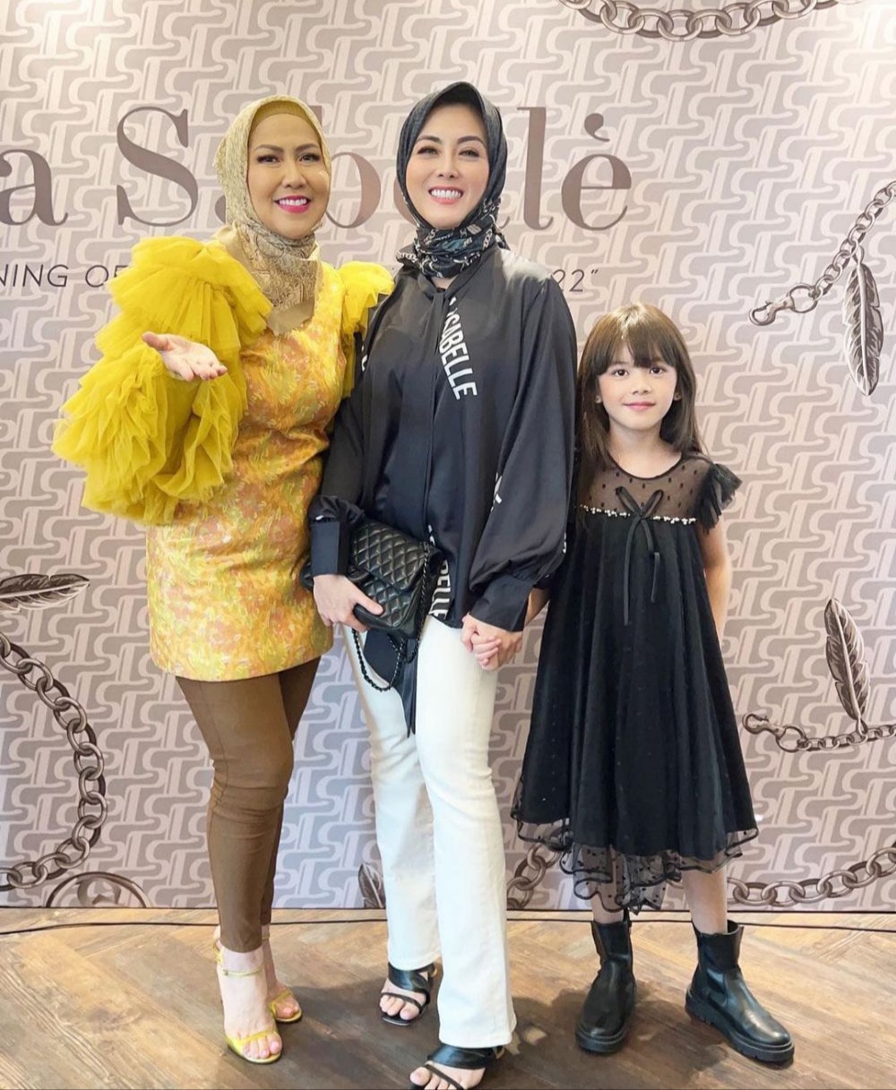 Dhena Devanka pakai hijab © 2023 berbagai sumber