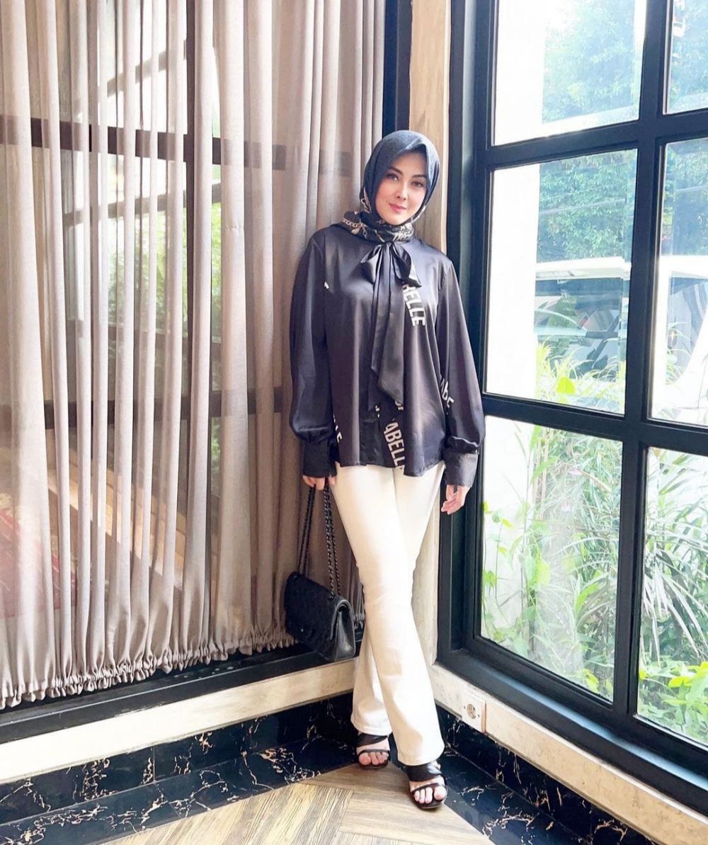 11 Gaya Dhena Devanka pakai hijab, parasnya bikin pangling