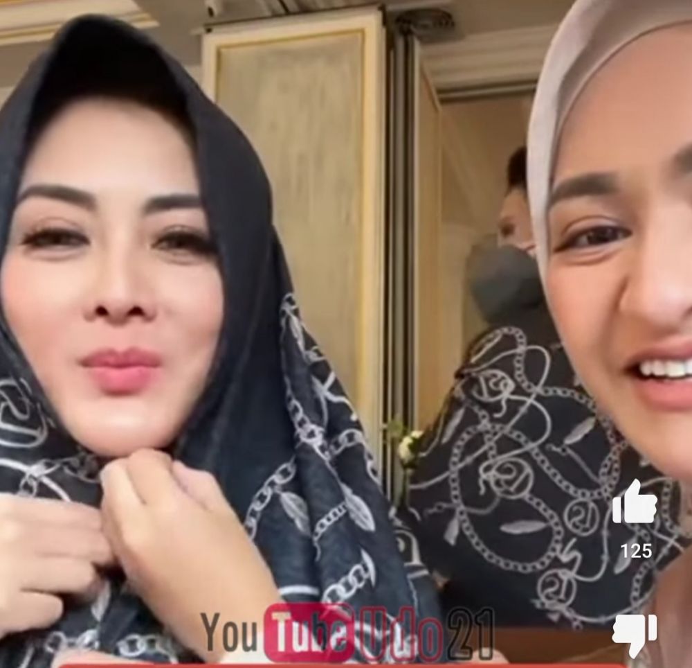 Dhena Devanka pakai hijab © 2023 berbagai sumber