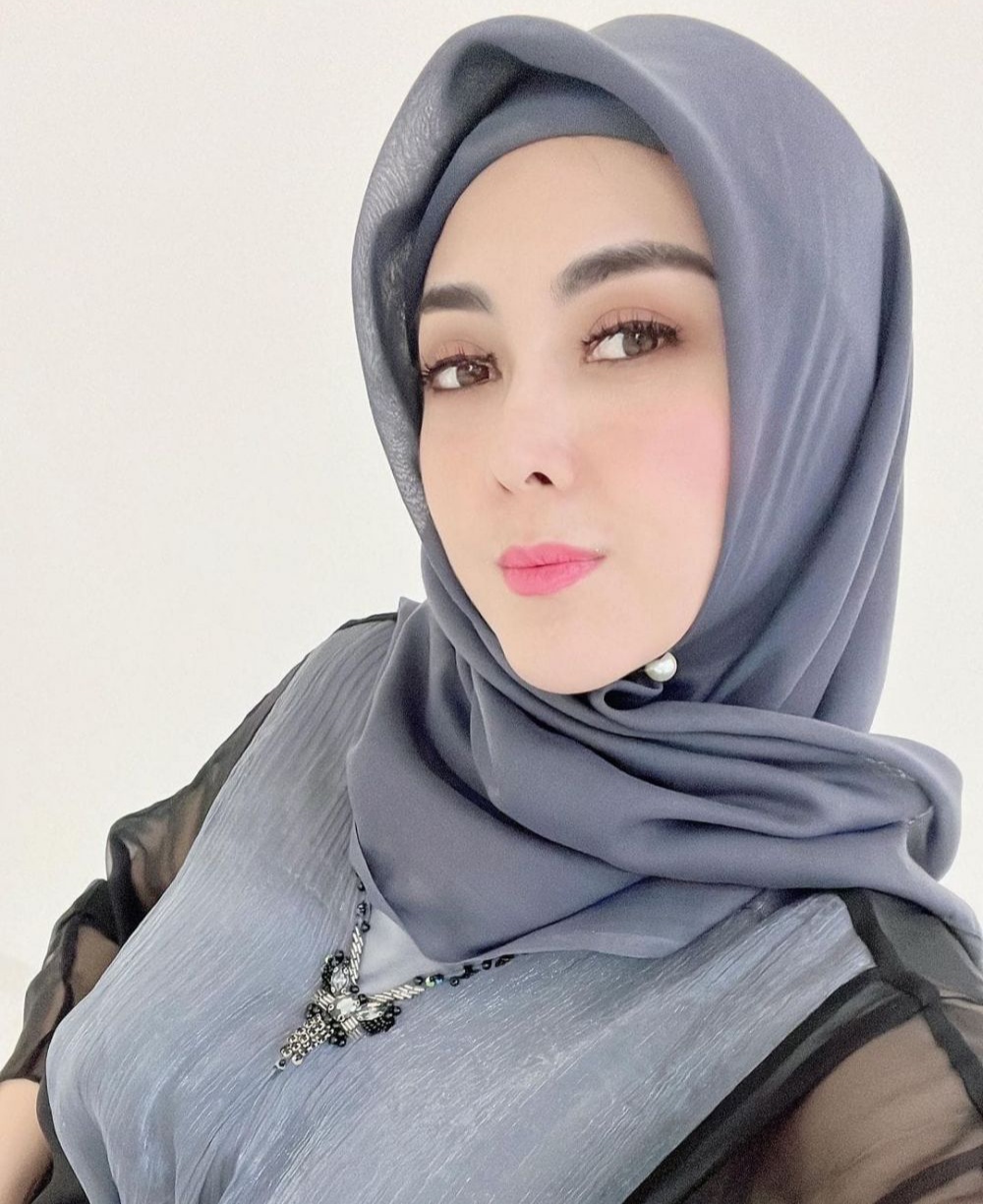 11 Gaya Dhena Devanka pakai hijab, parasnya bikin pangling