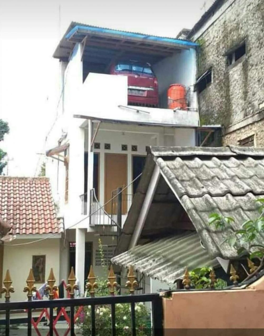 mobil parkir di tempat tak biasa © berbagai sumber