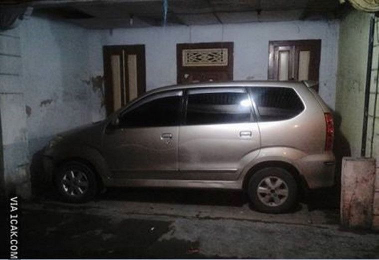 mobil parkir di tempat tak biasa © berbagai sumber