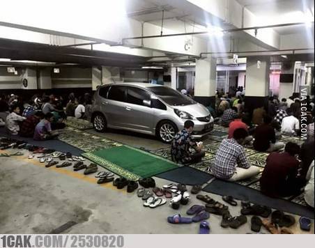 mobil parkir di tempat tak biasa © berbagai sumber