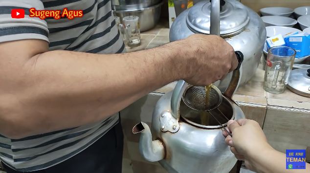 Cara simpel membuat es teh manis, harum, dan segar ala warung makan