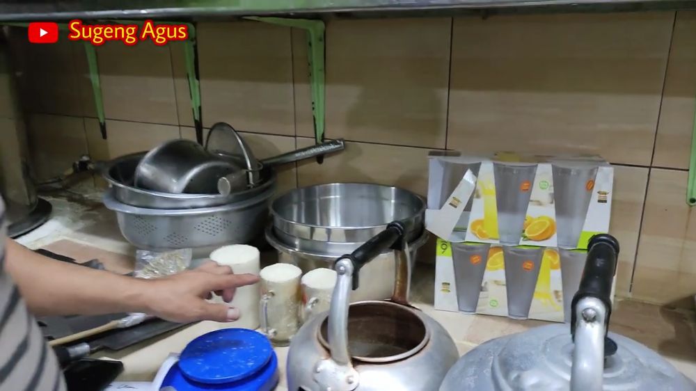 Cara simpel membuat es teh manis, harum, dan segar ala warung makan