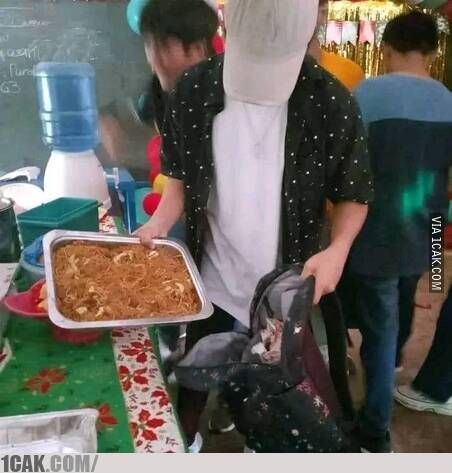 makan di kondangan © Berbagai sumber