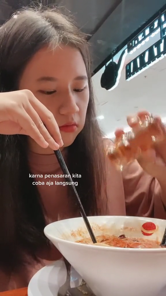 Cara perempuan makan ramen sampai habiskan sebotol bubuk cabai ini endingnya malah bikin tepuk jidat