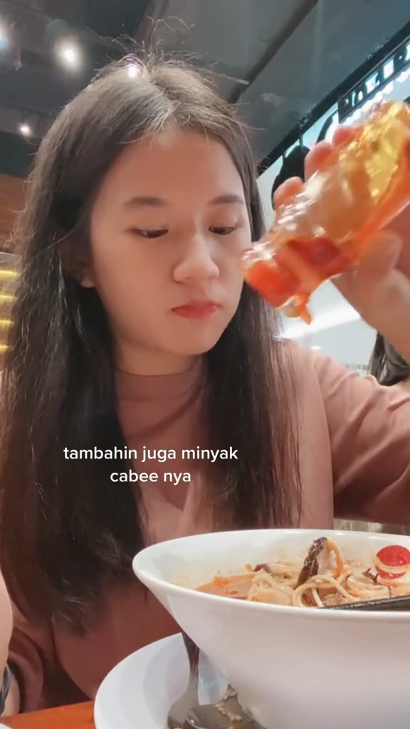 Cara perempuan makan ramen sampai habiskan sebotol bubuk cabai ini endingnya malah bikin tepuk jidat