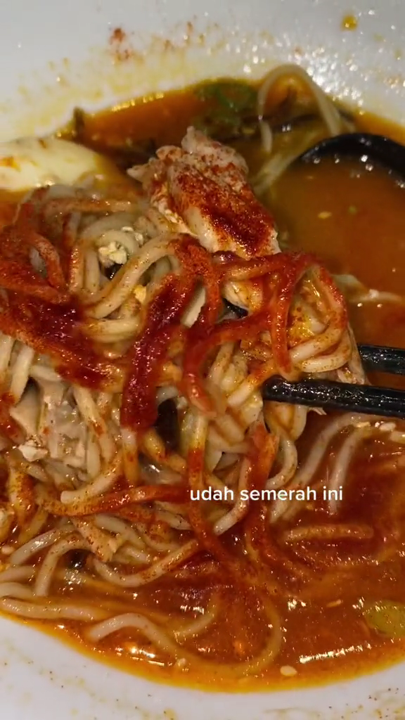 Cara perempuan makan ramen sampai habiskan sebotol bubuk cabai ini endingnya malah bikin tepuk jidat