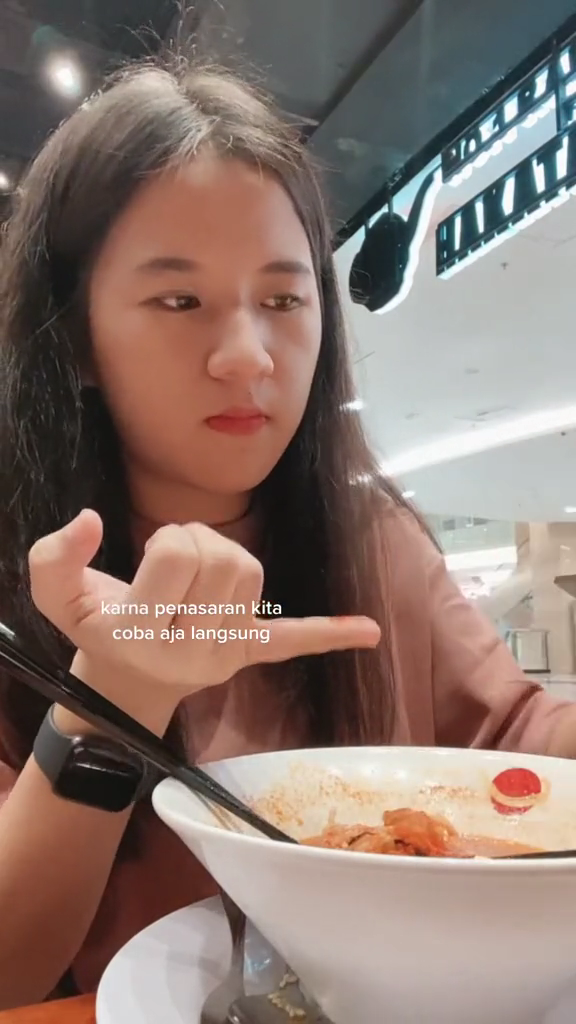 Cara perempuan makan ramen sampai habiskan sebotol bubuk cabai ini endingnya malah bikin tepuk jidat