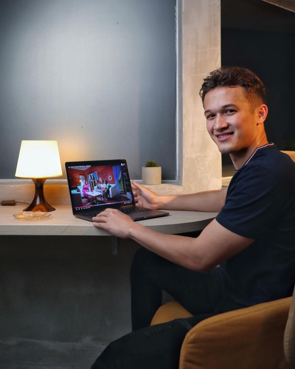 pesona Arya Vasco kekasih Cinta Laura © 2022 berbagai sumber