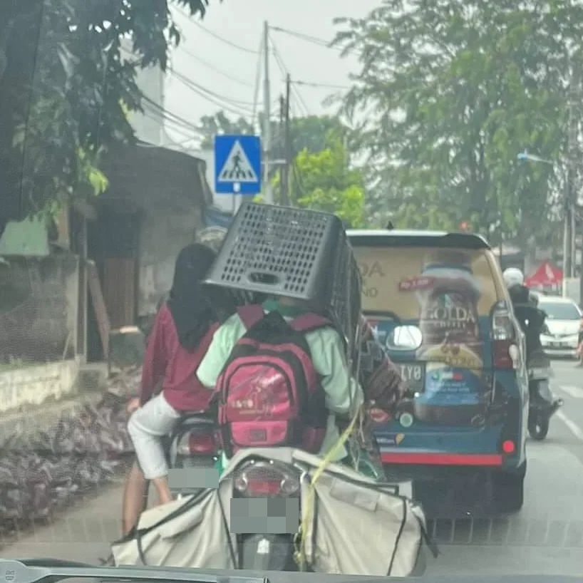 tingkah bonceng motor nyeleneh banget © berbagai sumber