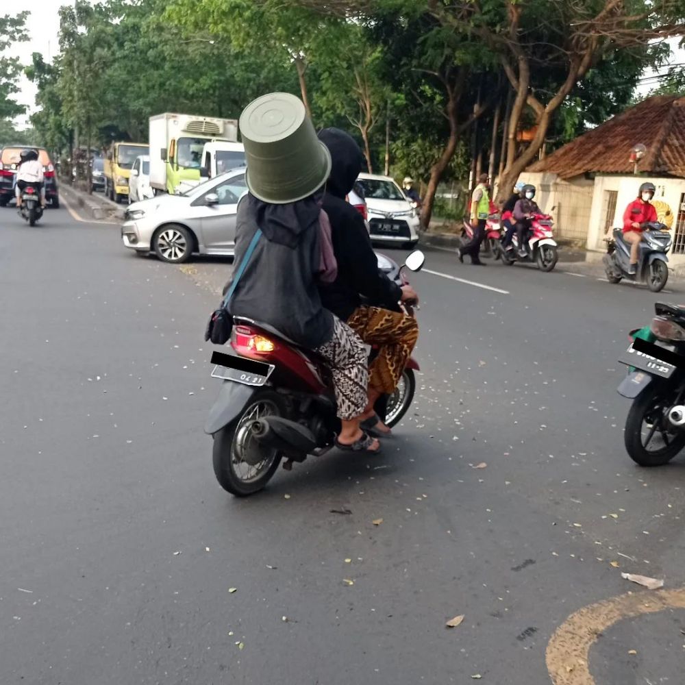 11 Tingkah lucu orang bonceng motor ini cuma ada di Indonesia, bawaannya bikin salah fokus