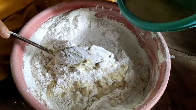 Cuma pakai teflon, ini cara menggoreng peyek agar bentuknya rapi dan bulat sempurna