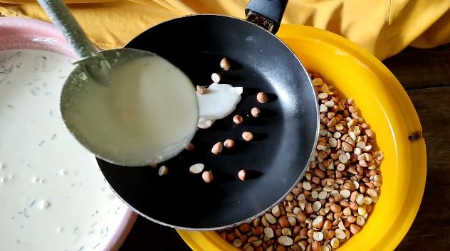 Cuma pakai teflon, ini cara menggoreng peyek agar bentuknya rapi dan bulat sempurna