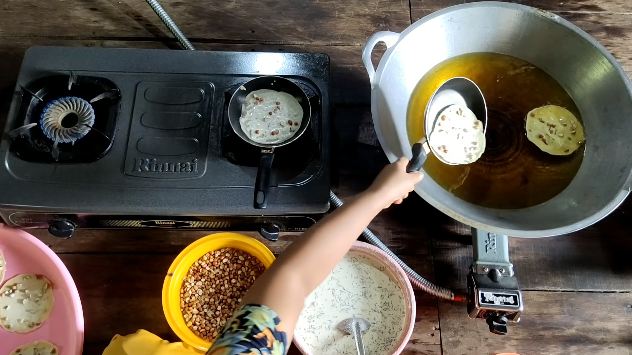Cuma pakai teflon, ini cara menggoreng peyek agar bentuknya rapi dan bulat sempurna
