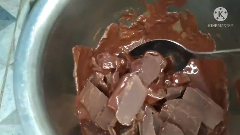 7 Cara bikin cokelat pagar bekal kue black forest, rapi meski tanpa cetakan