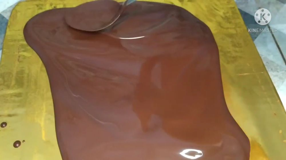 7 Cara bikin cokelat pagar bekal kue black forest, rapi meski tanpa cetakan