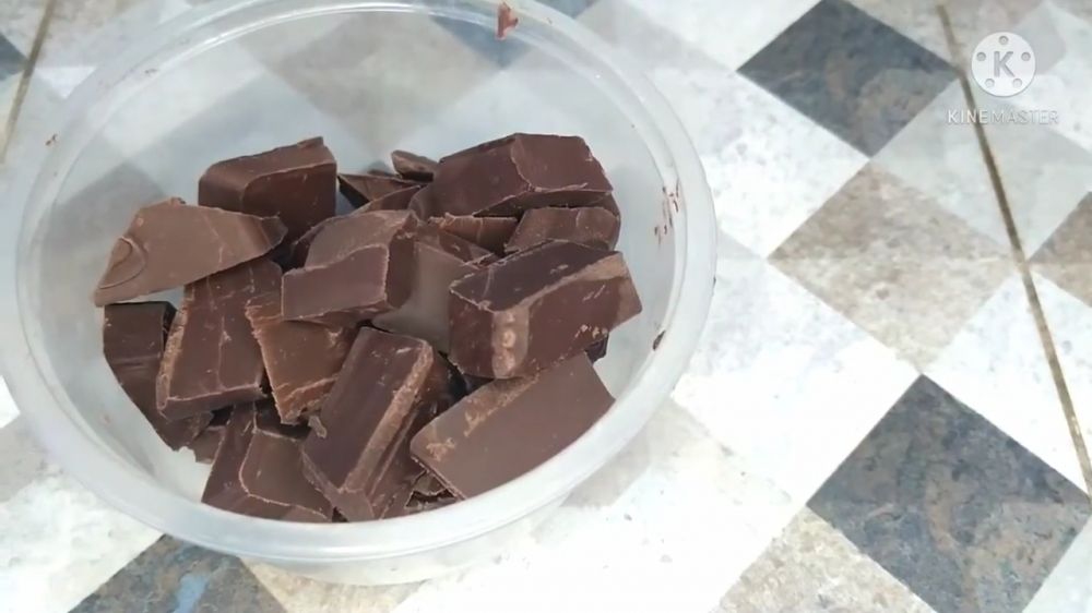 7 Cara bikin cokelat pagar bekal kue black forest, rapi meski tanpa cetakan