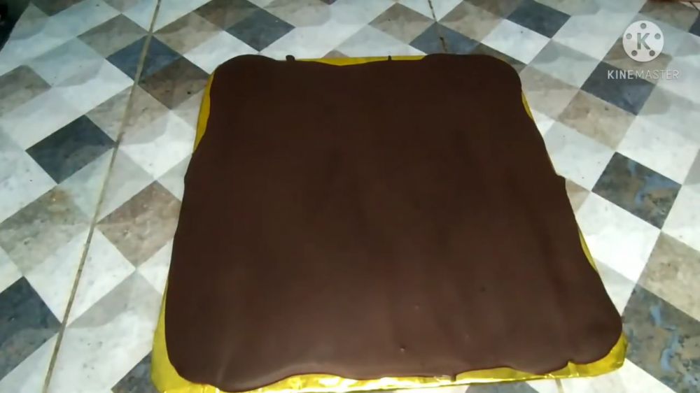 7 Cara bikin cokelat pagar bekal kue black forest, rapi meski tanpa cetakan