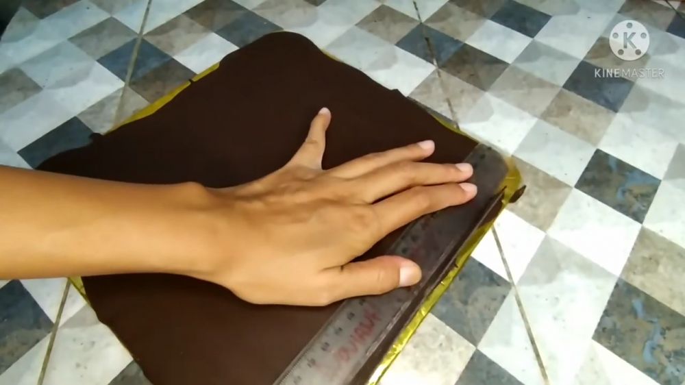 7 Cara bikin cokelat pagar bekal kue black forest, rapi meski tanpa cetakan