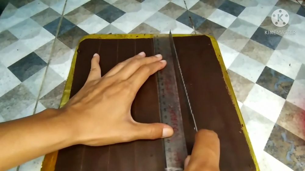 7 Cara bikin cokelat pagar bekal kue black forest, rapi meski tanpa cetakan