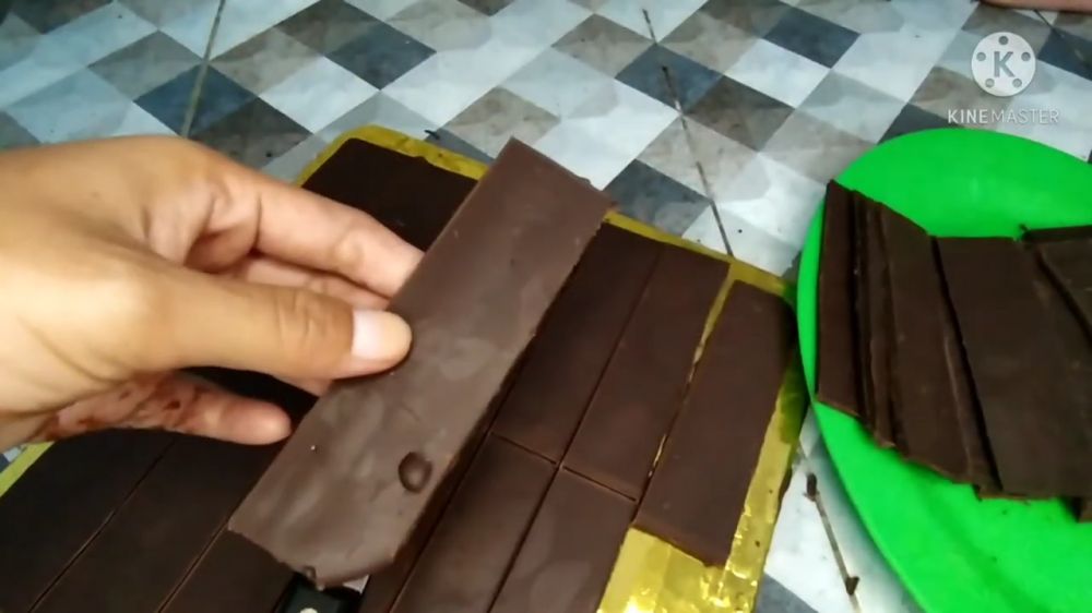 7 Cara bikin cokelat pagar bekal kue black forest, rapi meski tanpa cetakan