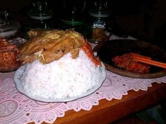 Penampakan makan dengan porsi jumbo Berbagai sumber Penampakan makan dengan porsi jumbo Berbagai sumber