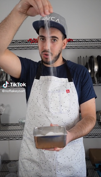 Tak banyak yang tahu, ini fungsi menaburi garam dari jarak lebih tinggi ala chef