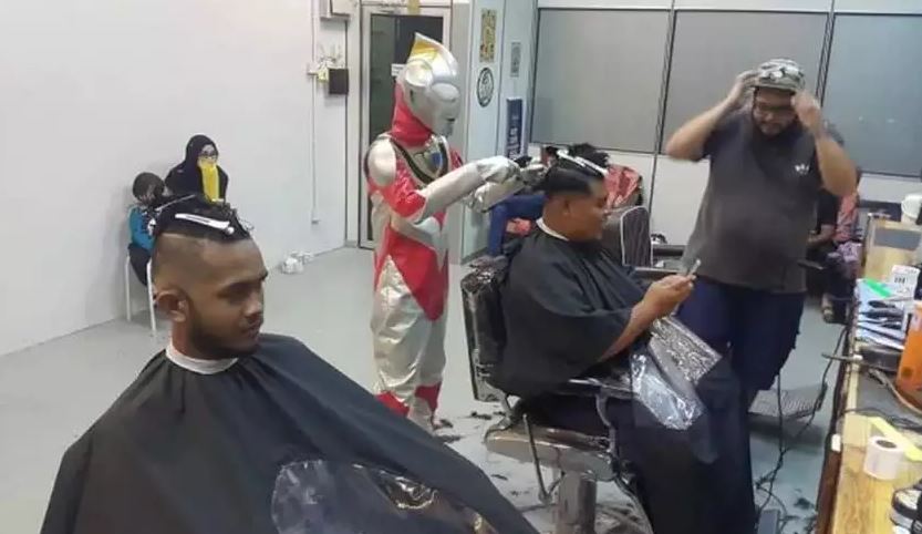 Potret orang cosplay Ultraman ini kocak abis Berbagai sumber