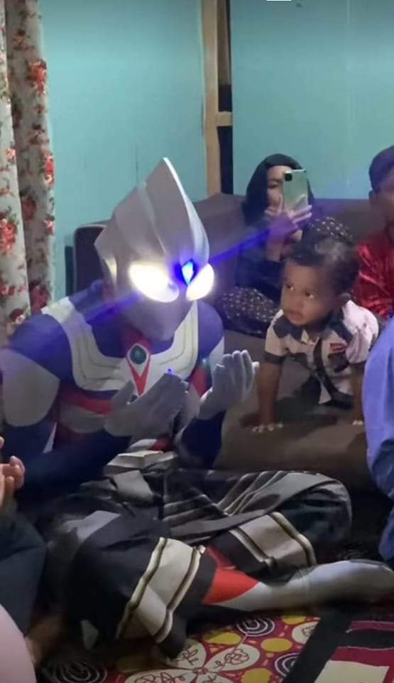 Potret orang cosplay Ultraman ini kocak abis Berbagai sumber