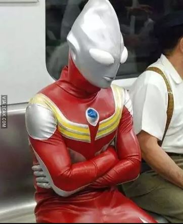 13 Potret orang cosplay Ultraman ini kocak abis, ada-ada saja tingkahnya