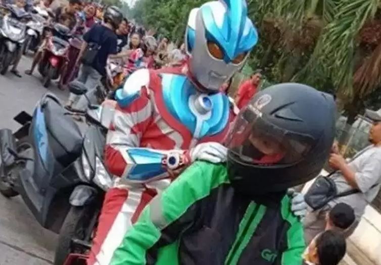 Potret orang cosplay Ultraman ini kocak abis Berbagai sumber