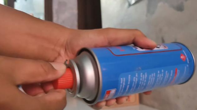Bukan diputar berulang kali, ini trik mudah membuka tutup gas portabel