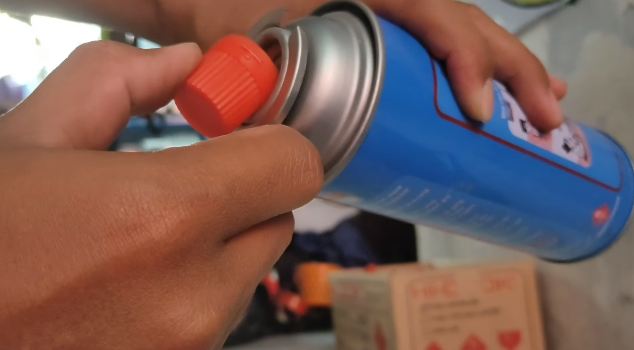 Bukan diputar berulang kali, ini trik mudah membuka tutup gas portabel