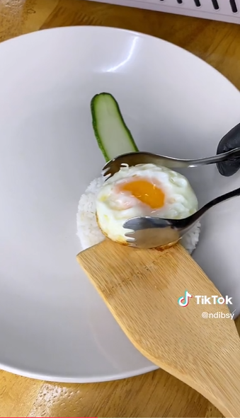 Cara plating nasi dan telur ala wanita ini kece, cuma pakai bahan sederhana