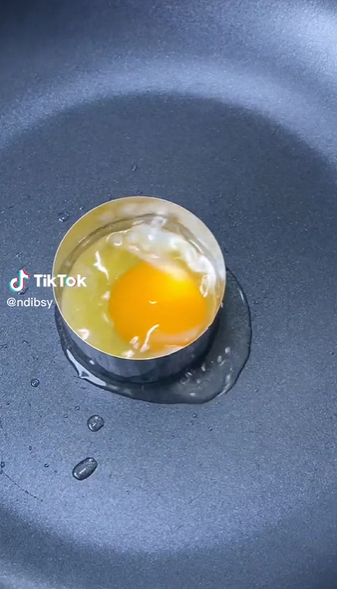 Cara plating nasi dan telur ala wanita ini kece, cuma pakai bahan sederhana