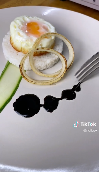 Cara plating nasi dan telur ala wanita ini kece, cuma pakai bahan sederhana